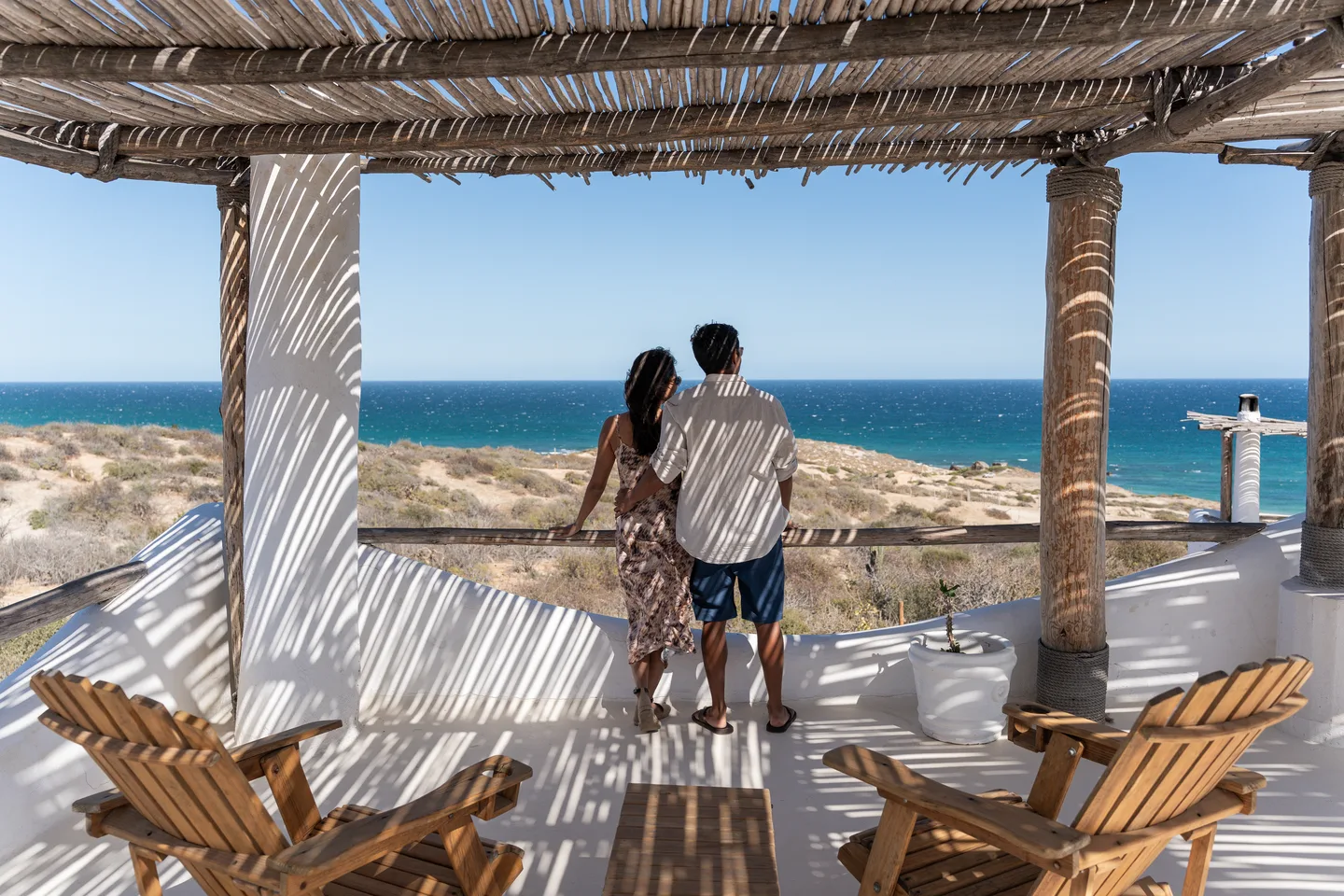 Pareja mirando al mar desde una terraza sombreada en la azotea — NEST Baja