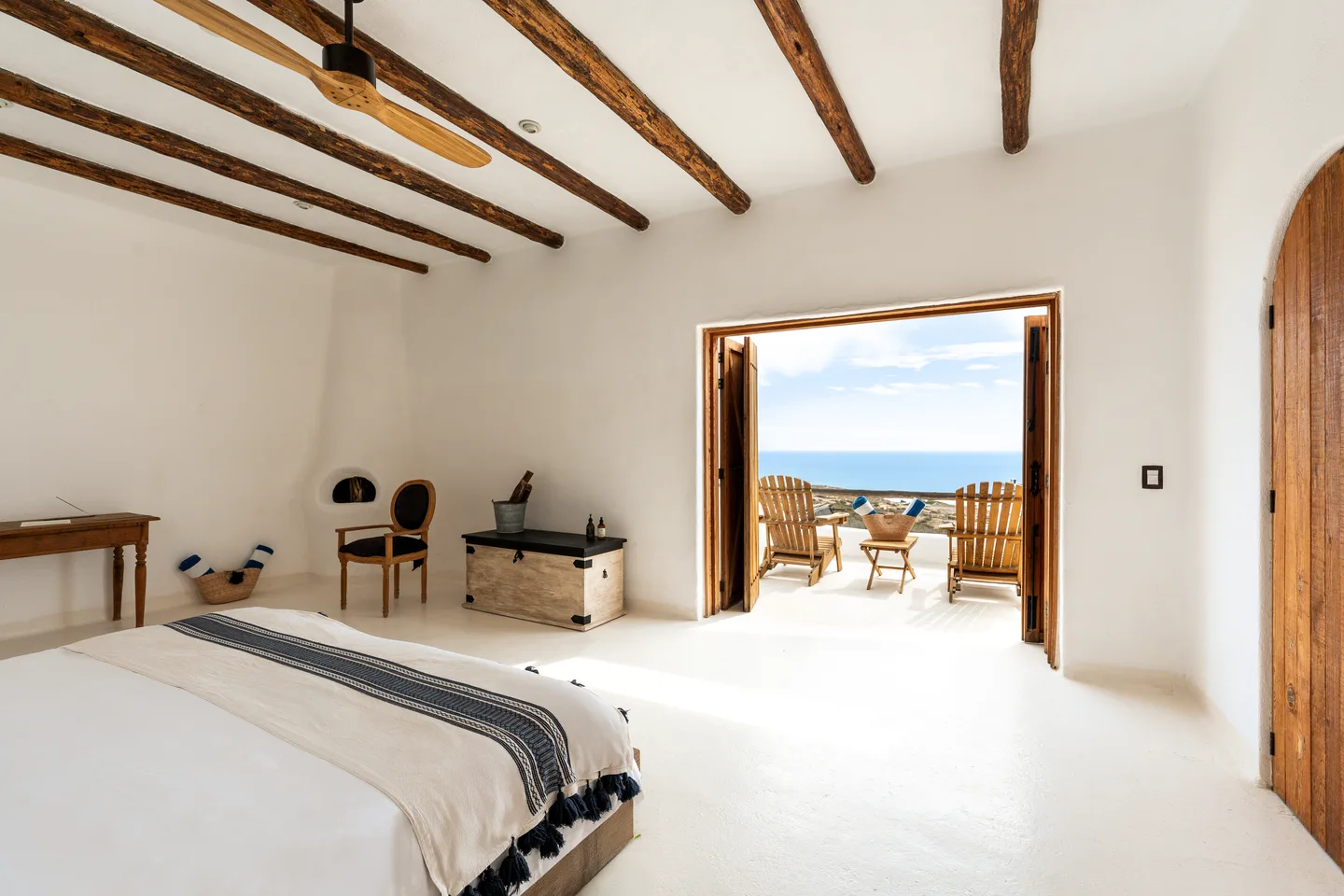 Mar de Cortés visto desde la cama a través de puertas de madera abiertas — NEST Baja