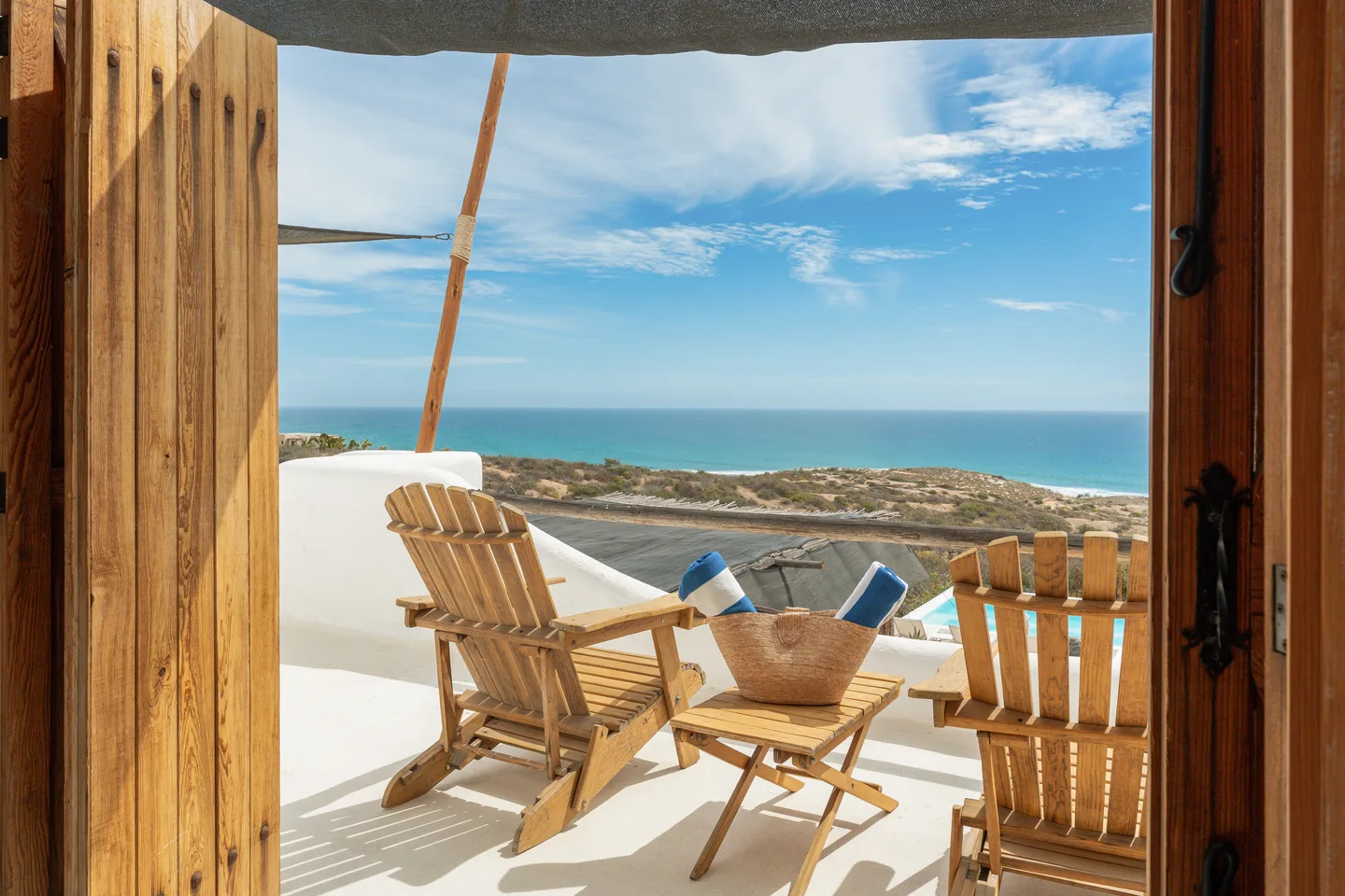 Sillas Adirondack en la terraza sobre la costa del East Cape — NEST Baja