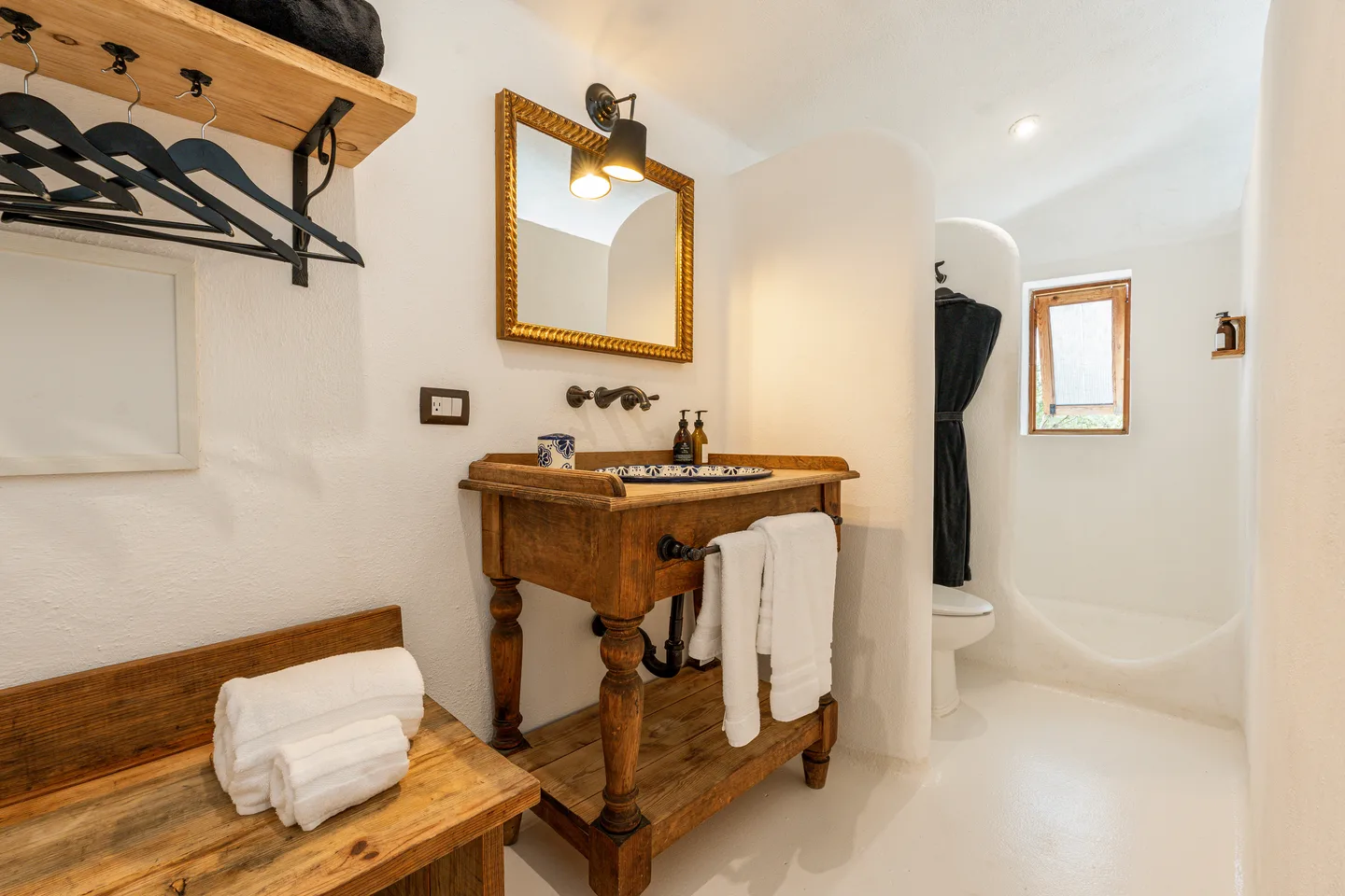 Lavabo de Talavera, espejo dorado y ducha curva a ras de suelo — NEST Baja