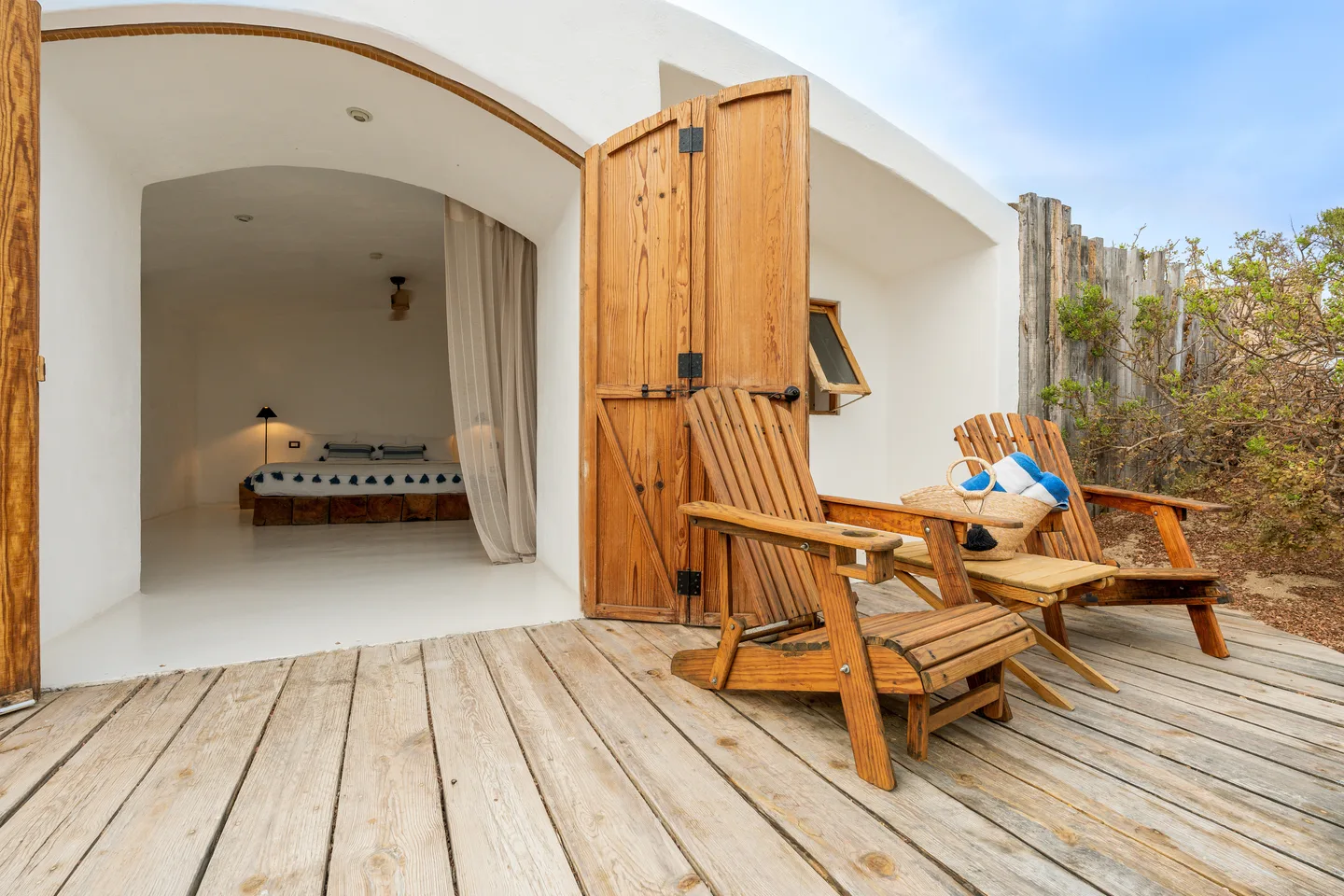 Terraza privada con sillas Adirondack frente a la suite — NEST Baja