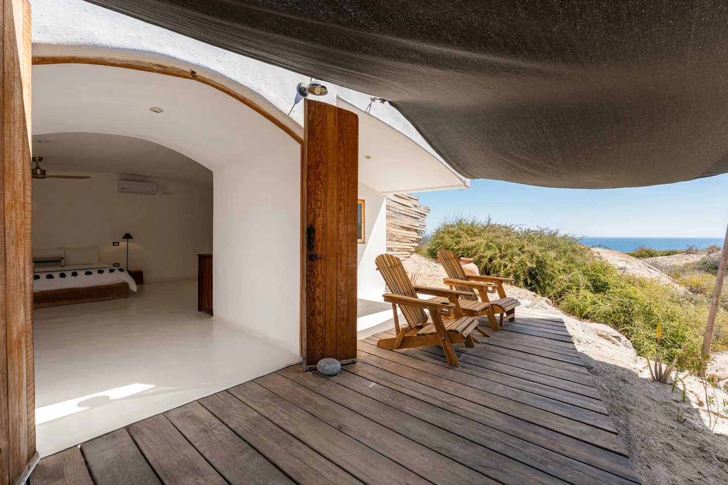 Suite que se abre a su terraza privada con vista al mar — NEST Baja